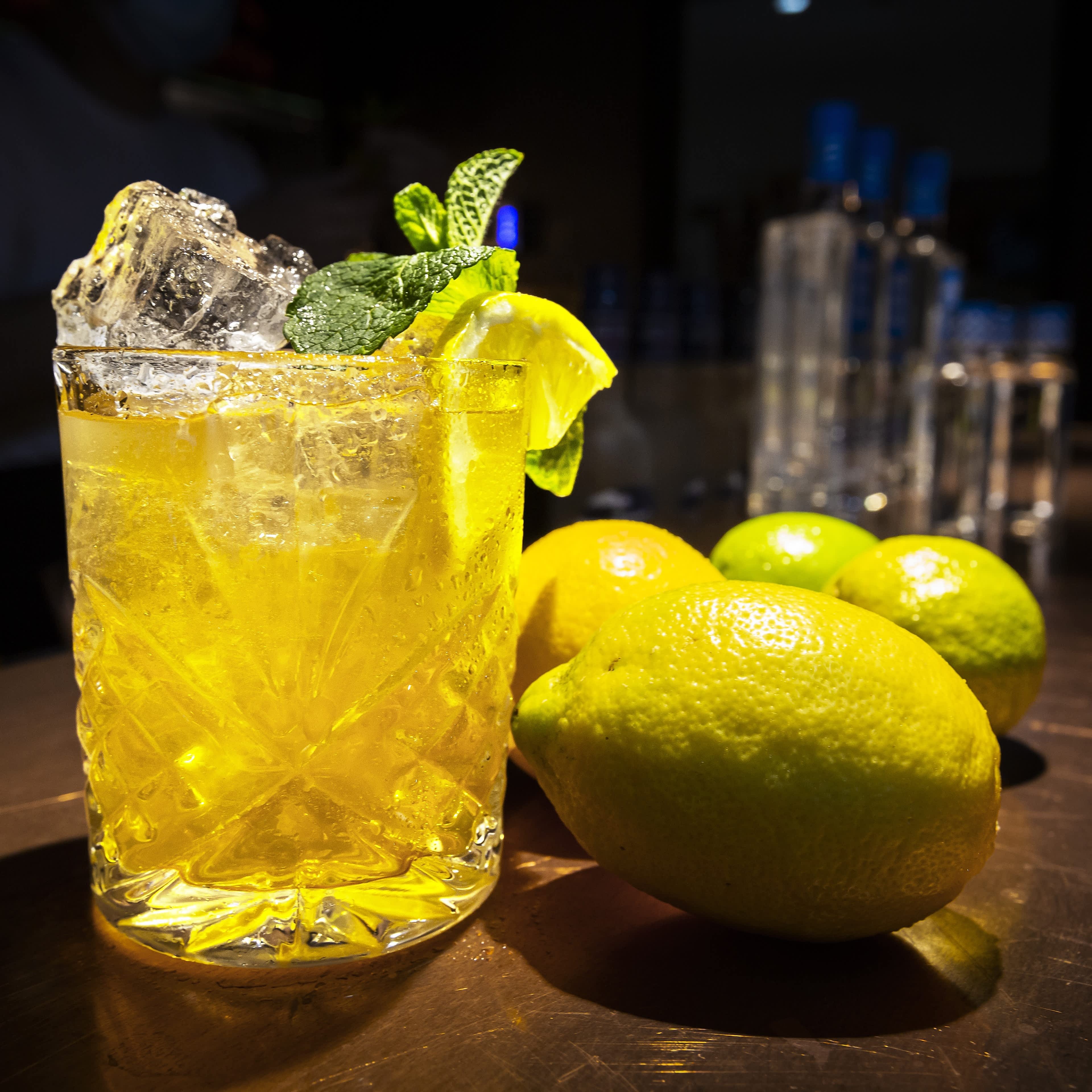Alkoholisches Getr�nk mit Zitronen.