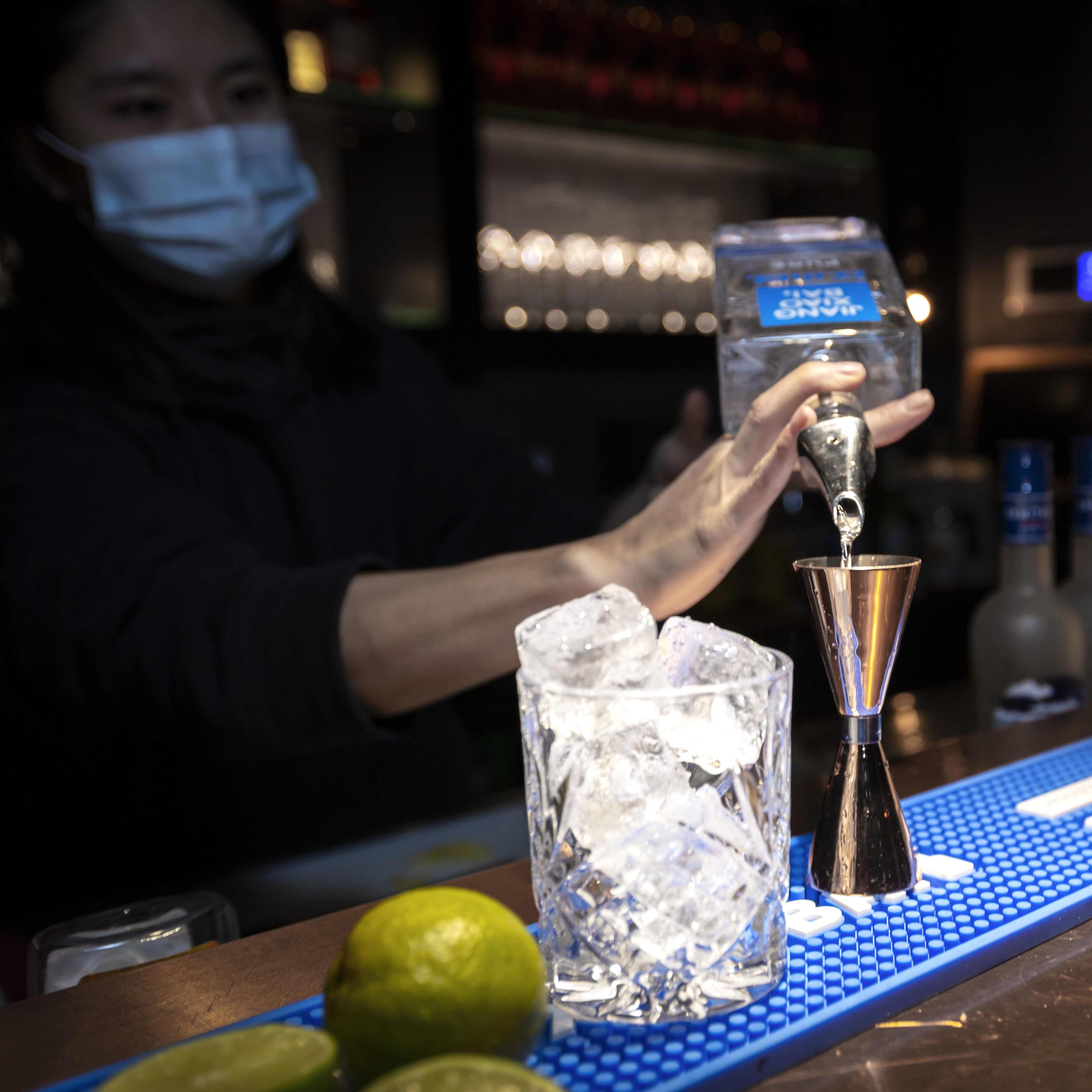 Barmann beim Mixen von alkoholischen Getr�nken.